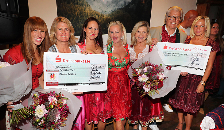   Eva Hochreiter (Gastronomin), Christine Lindemann (Horizont e.V.), Doris Melchner (Moderatorin), Astrid Söll (Dirndl-Designerin), Marianne & Michael Hartl (Sänger), Birgit Fischer-Höper (Veranstalterin und PR-Managerin)  (©Foto: Gnoni Press) 